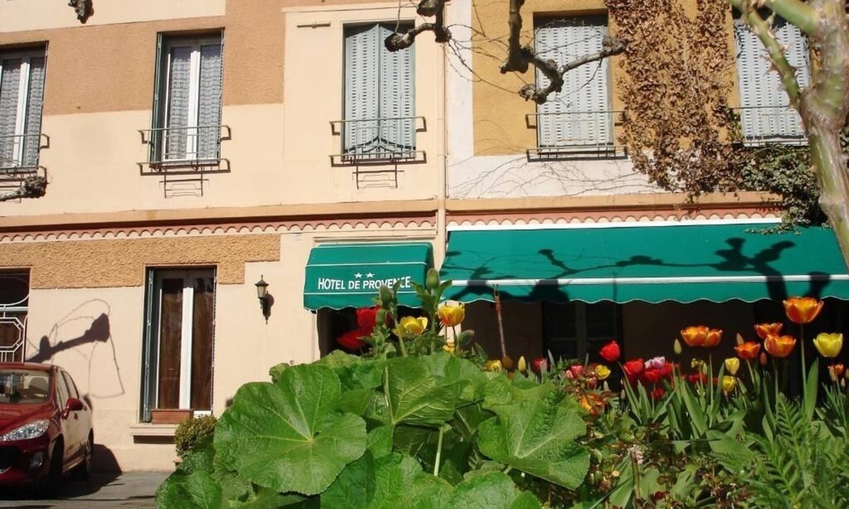 Digne-les-Bains Hotel | Pet-Friendly Twin Bed Room | Historic Shared Picnic Garden | Town Center Base