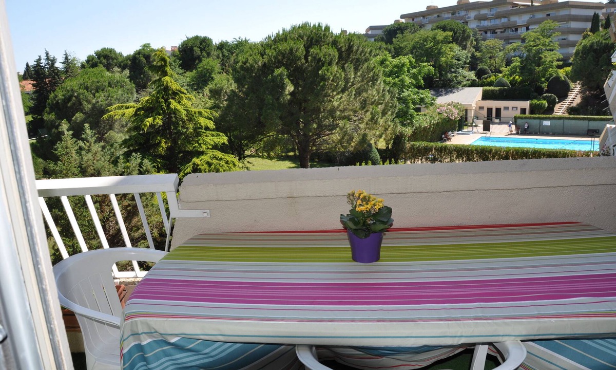 Estanove Apartment | pleasant apartment overlooking park, tennis and swimming pool in secure residence