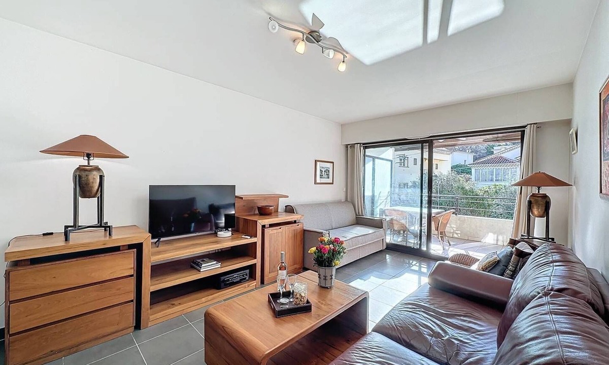 Prado - Republique Apartment | PON2 - 2-room apartment with a pool and terrace