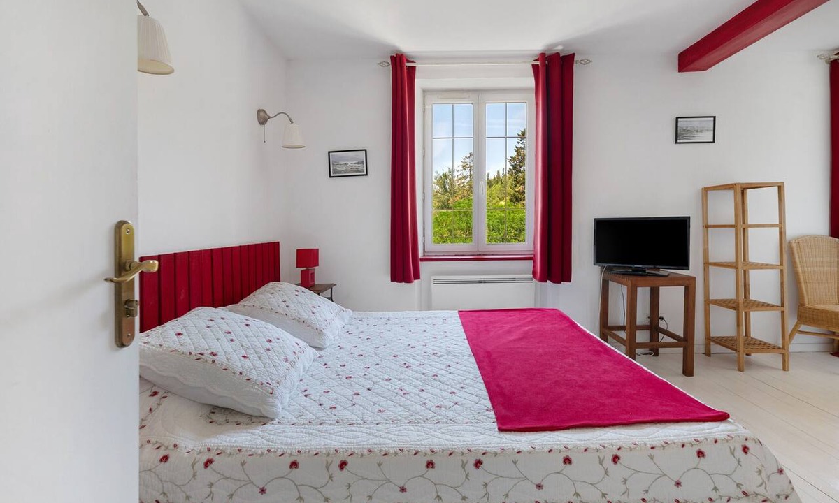 Durfort Bed & Breakfast | Poppy Room – Saint Ferréol Riverside Retreat
