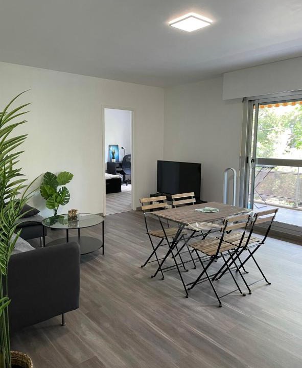 8th Arrondissement Apartment | Porte marine