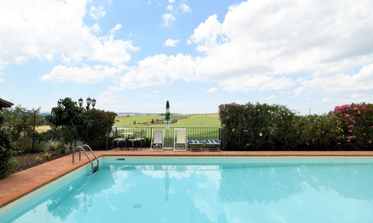 Paciano House | Private Villa with private pool, WIFI, hot tub, A/C, TV, terrace, pets allowed, panoramic view