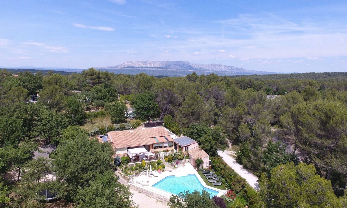 Greasque House | Property beautiful villa on one level renovated 4 bedrooms, large swimming pool, games