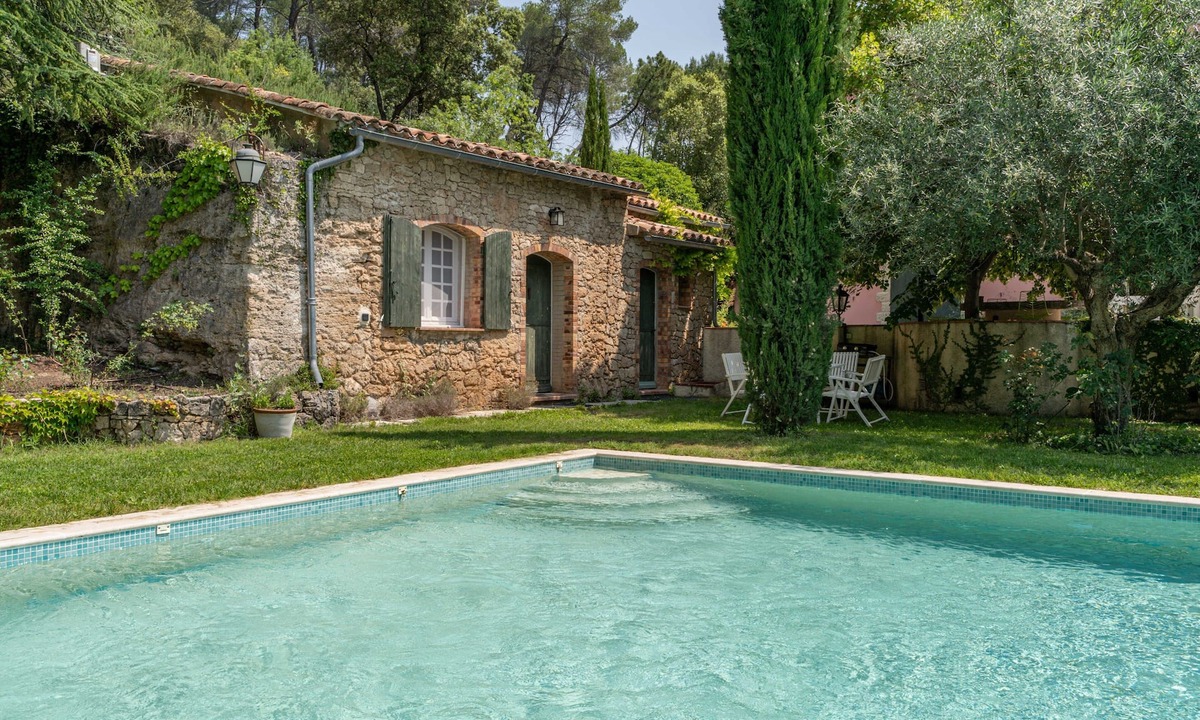Salernes House | Provencal farmhouse, warm and cozy, nestled in the heart of the pool gardens.