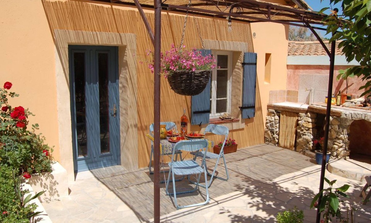 Sussargues House | QUIET STUDIO COUNTRYSIDE, QUIET HOUSE SHARED POOL, AQUABIKE, CHILDREN'S GAMES