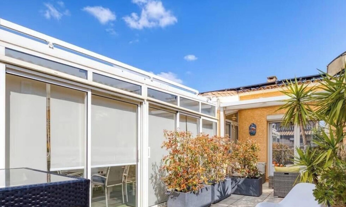 Marseillan Apartment | Quiet studio in Marseillan 1 couple 2 children, 2 biker couples, Cyclists