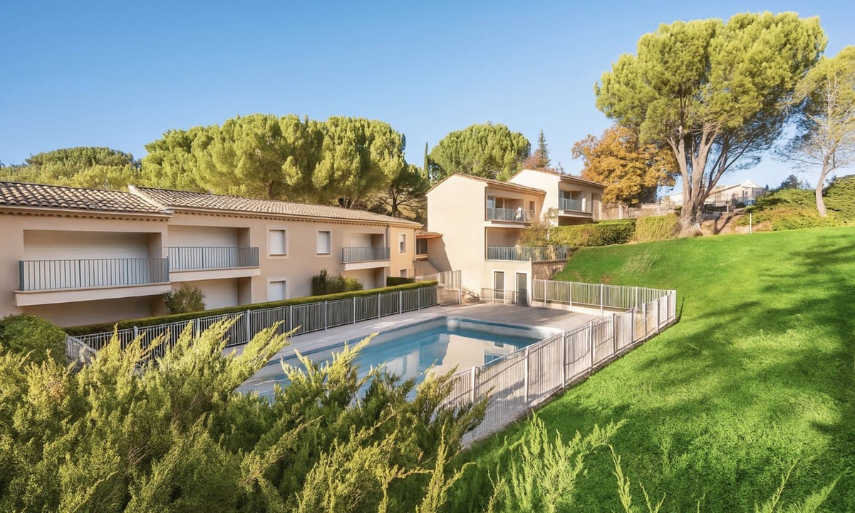 Greoux-les-Bains Apartment | Résidence ALBIZIA ★ Swimming pool & Parking ★ Opposite the Château ★ Thermal baths ★ Renovated 2026