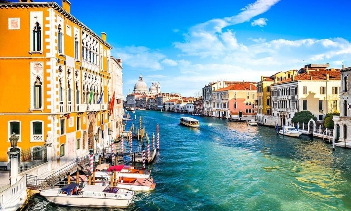Santa Maria in Stelle Apartment | Refined Venice Lido Retreat with Terrace, Garden & Steps to the Beach