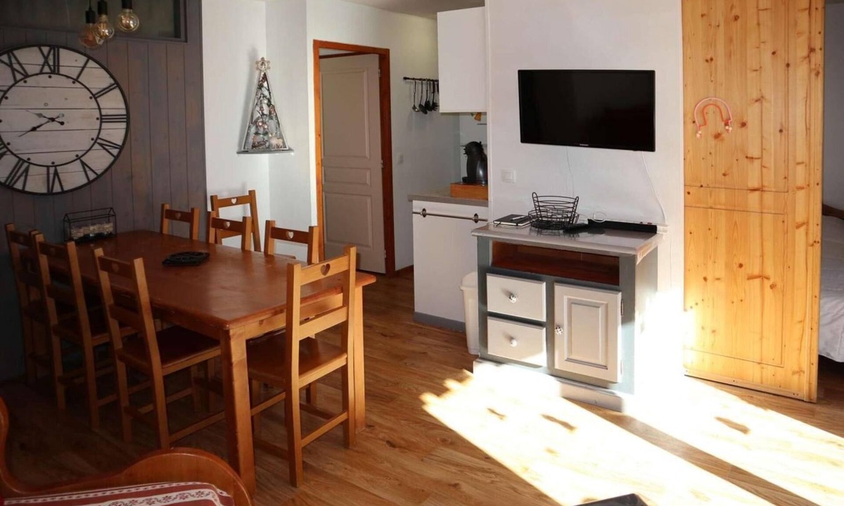 Les Orres Apartment | Resort center, 2nd floor, view ski slopes, swimming pool, sauna, terrace, tv, ski locker, 42m²