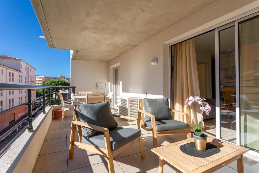 Frejus Plage Apartment | Reve de Dante avec terrasse