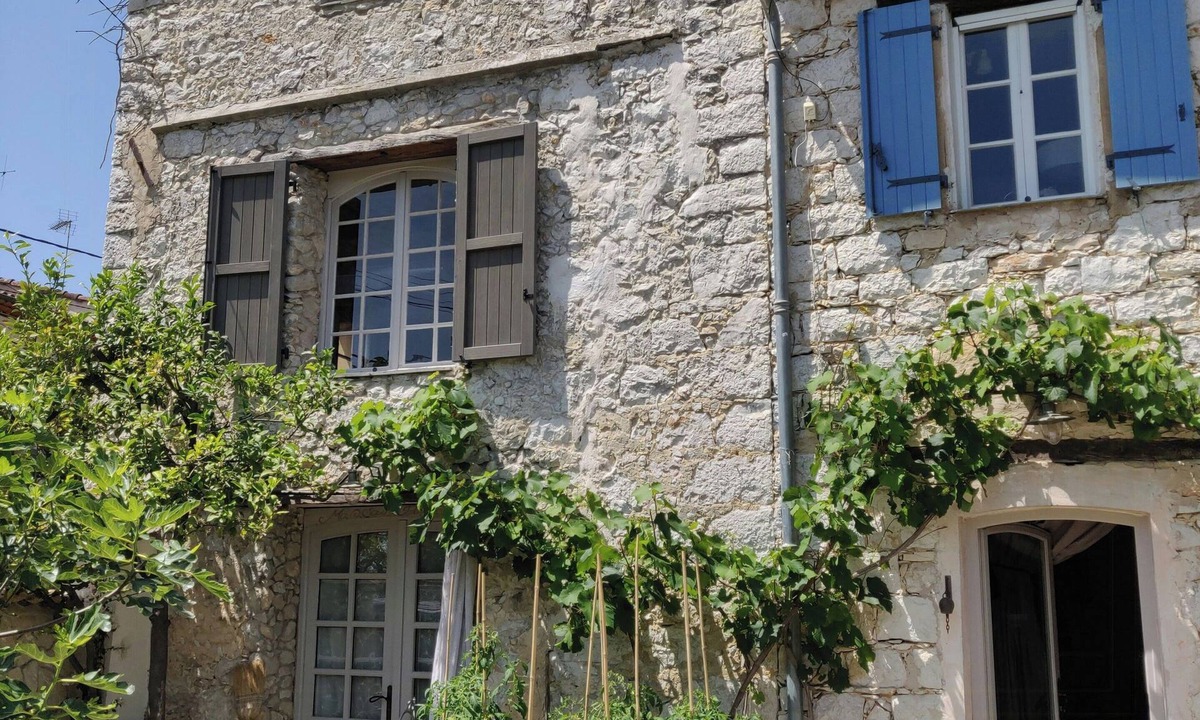 Roquefort-les-Pins Apartment | Romantic apartment in historic Provence house