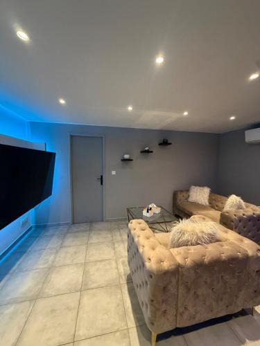 Pomerols Apartment | Romantic suite with private Jacuzzi