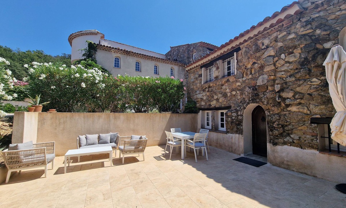 Plan-de-la-Tour Apartment | Romantische Vakantiewoning Saint Martin 1 met Groot Privéterras, Gedeeld Zwembad