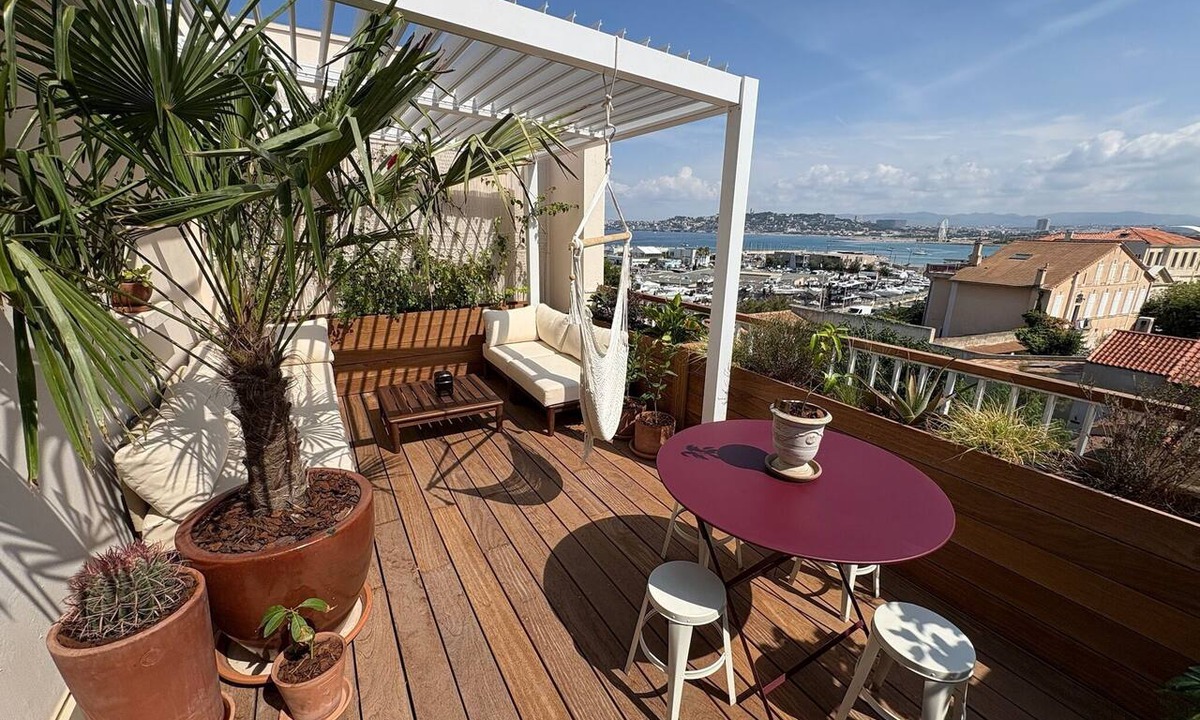 8th Arrondissement Apartment | Rooftop with Views of the Sea and the Calanques · Panoramic Terrace · Beaches 100 m Away · Marseille