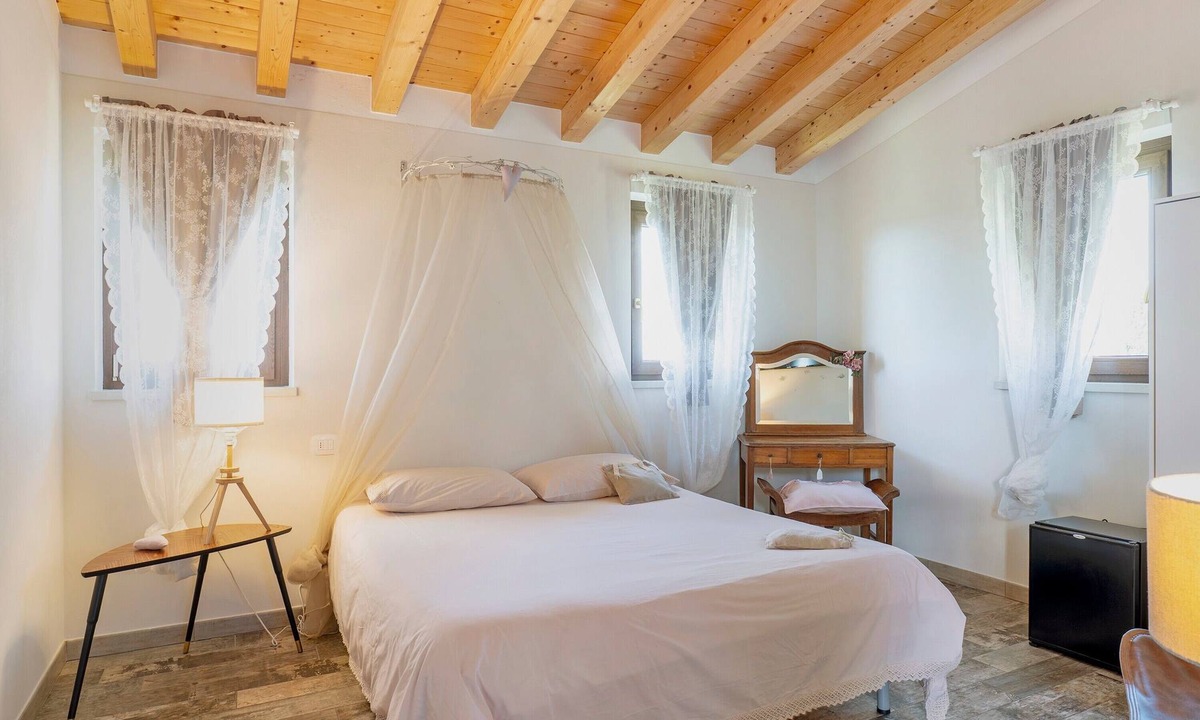 Cavaion Veronese Apartment | Room 6 – Spacious Double with Shared Pool, Wi-Fi, and Air Conditioning