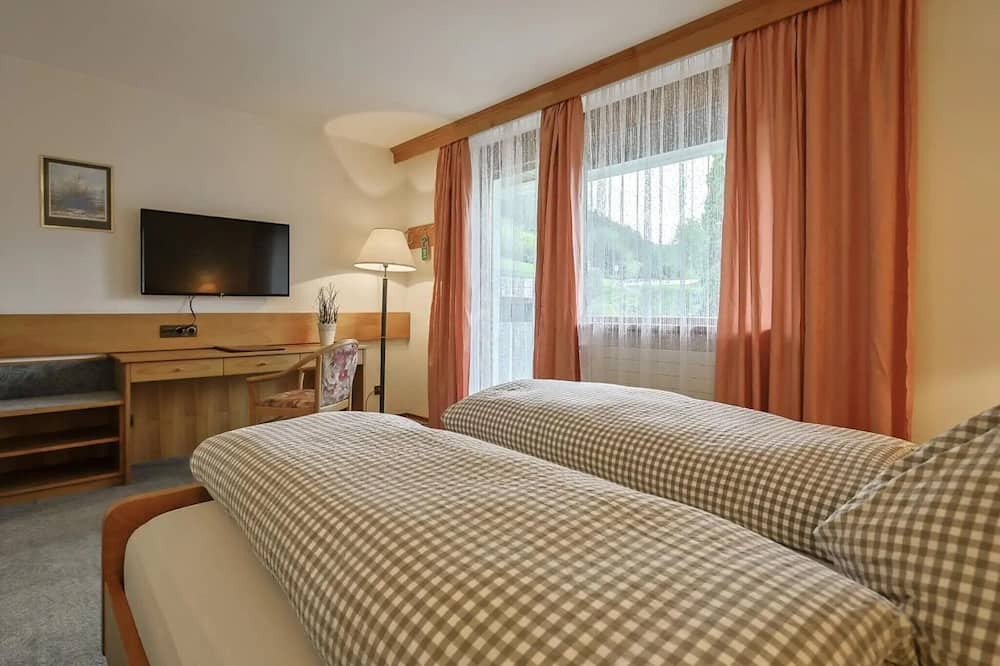 Vipiteno Apartment | Room 'Bb Pattis 2P' with Mountain View, Balcony and Wi-Fi