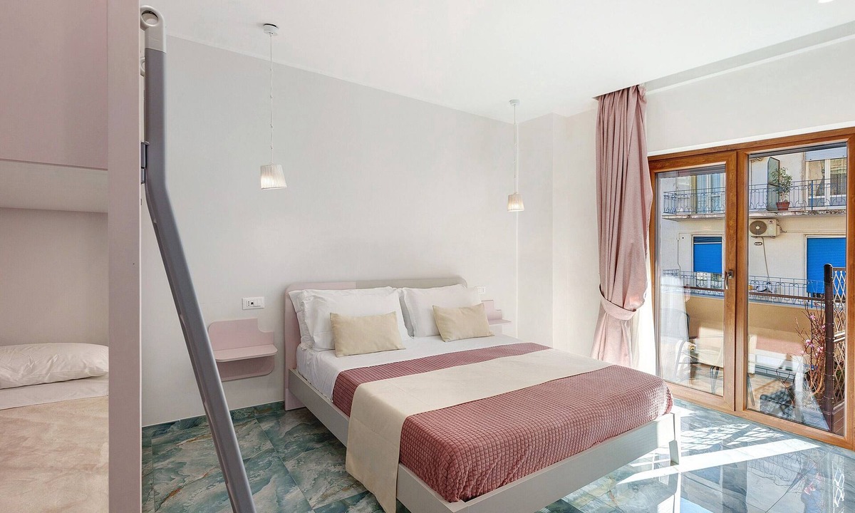 Ercolano Apartment | Room 'Camera Superior Con Balcone' with Mountain View, Wi-Fi and Air Conditioning