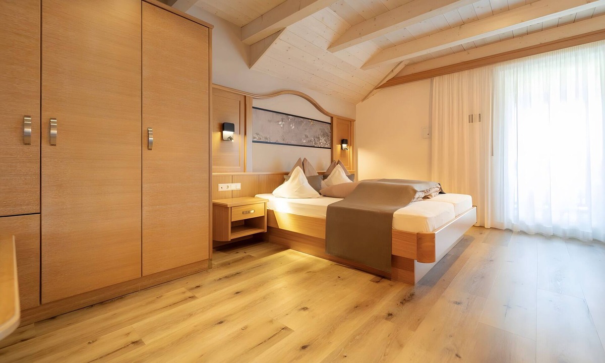 Merano Apartment | Room 'Passerblick Goldenen Zimmer 2' with Mountain View, Wi-Fi and Air Conditioning