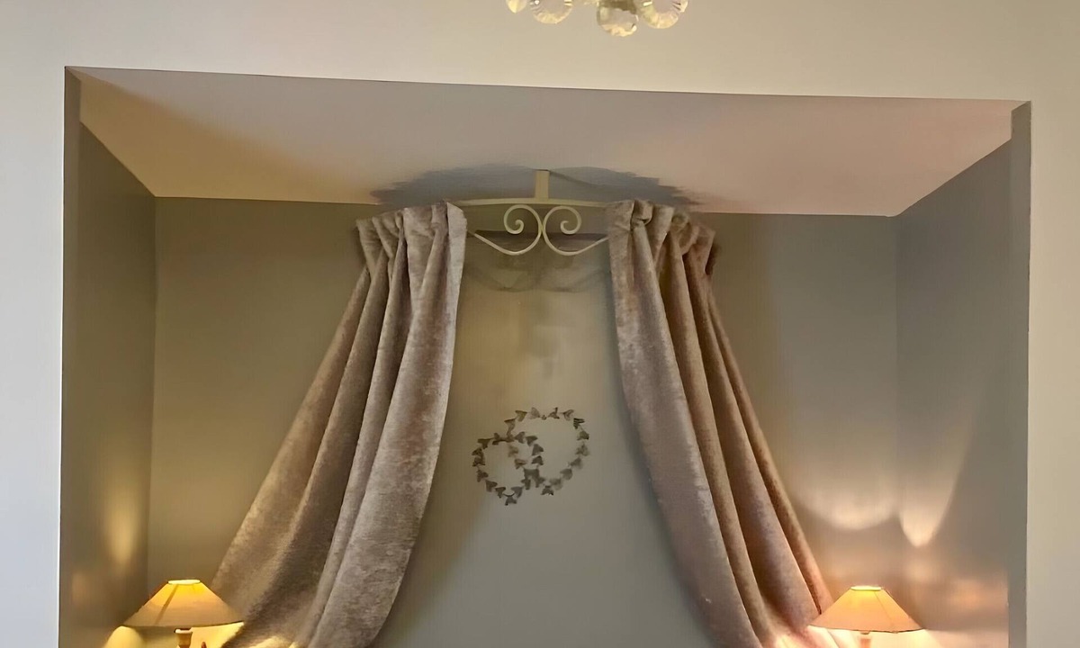 Gemenos Apartment | Room 'Suite Du Maquis' with Mountain View, Wi-Fi and Air Conditioning