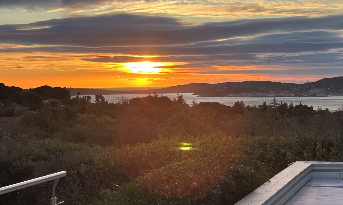 Sainte-Maxime - Saint-Tropez Villa | Sea view of the golf of St Tropez contemporary villa garden terraces quiet