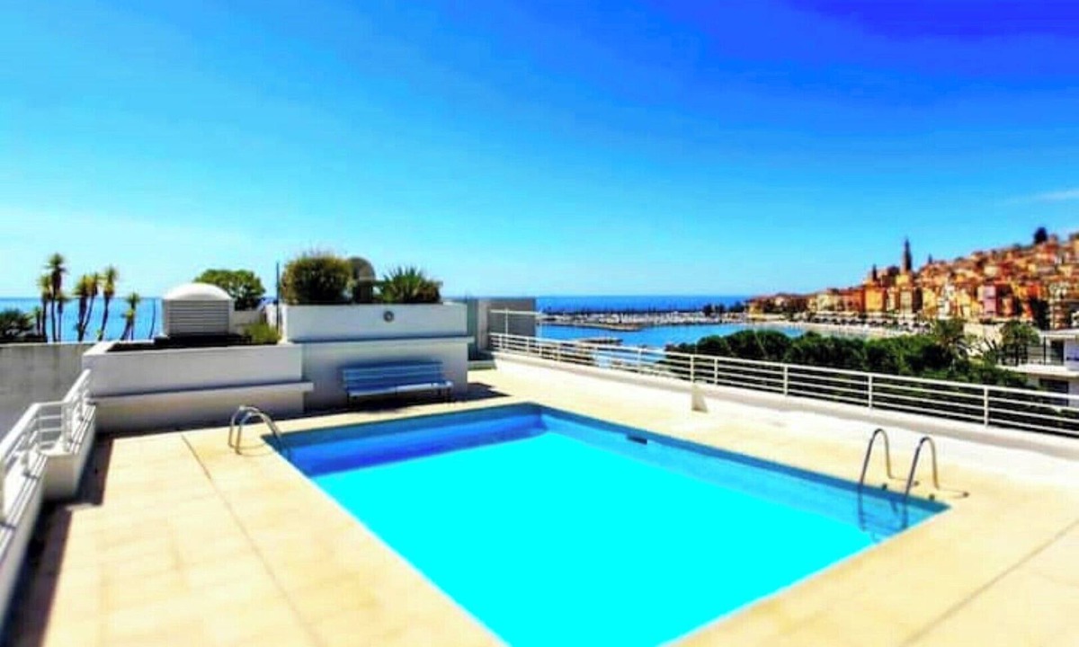Menton Apartment | Seafront apartment with rooftop pool