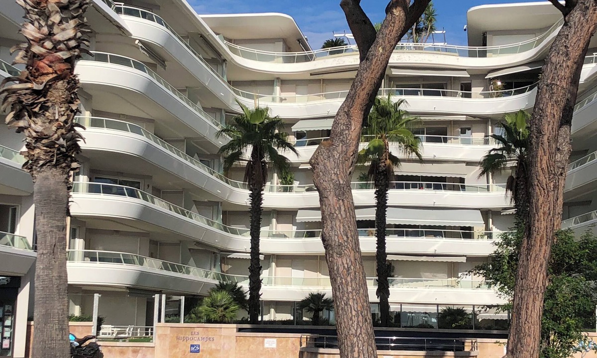 Frejus Plage Apartment | SEAFRONT: T2 * * * , GARAGE, AIR-CONDITIONING, WI-FI