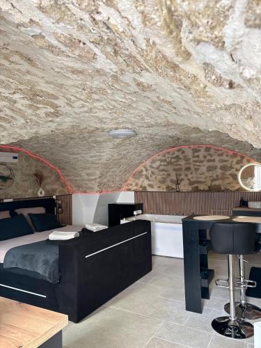 Saint-Chamas Apartment | Secret loveroom-suite romantique avec spa balneo