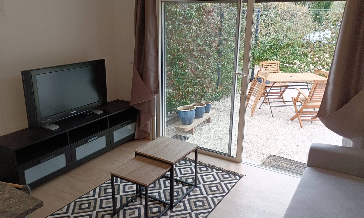 Lodeve Apartment | Self-contained apartment, located on the outskirts of Lodève. Axé above-ground pool