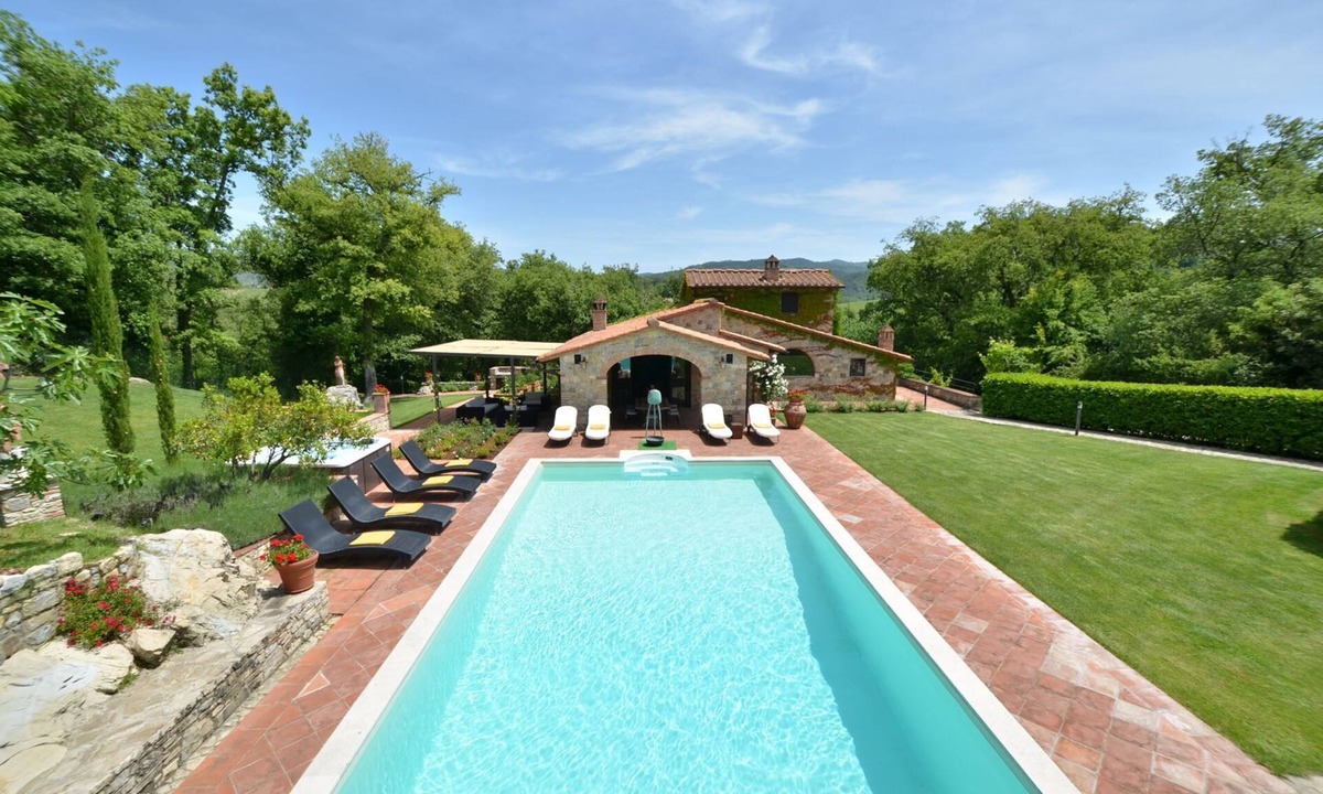 Gaiole in Chianti Villa | Sestuccia is a beautiful Tuscan villa just a short distance from Gaiole in Chianti