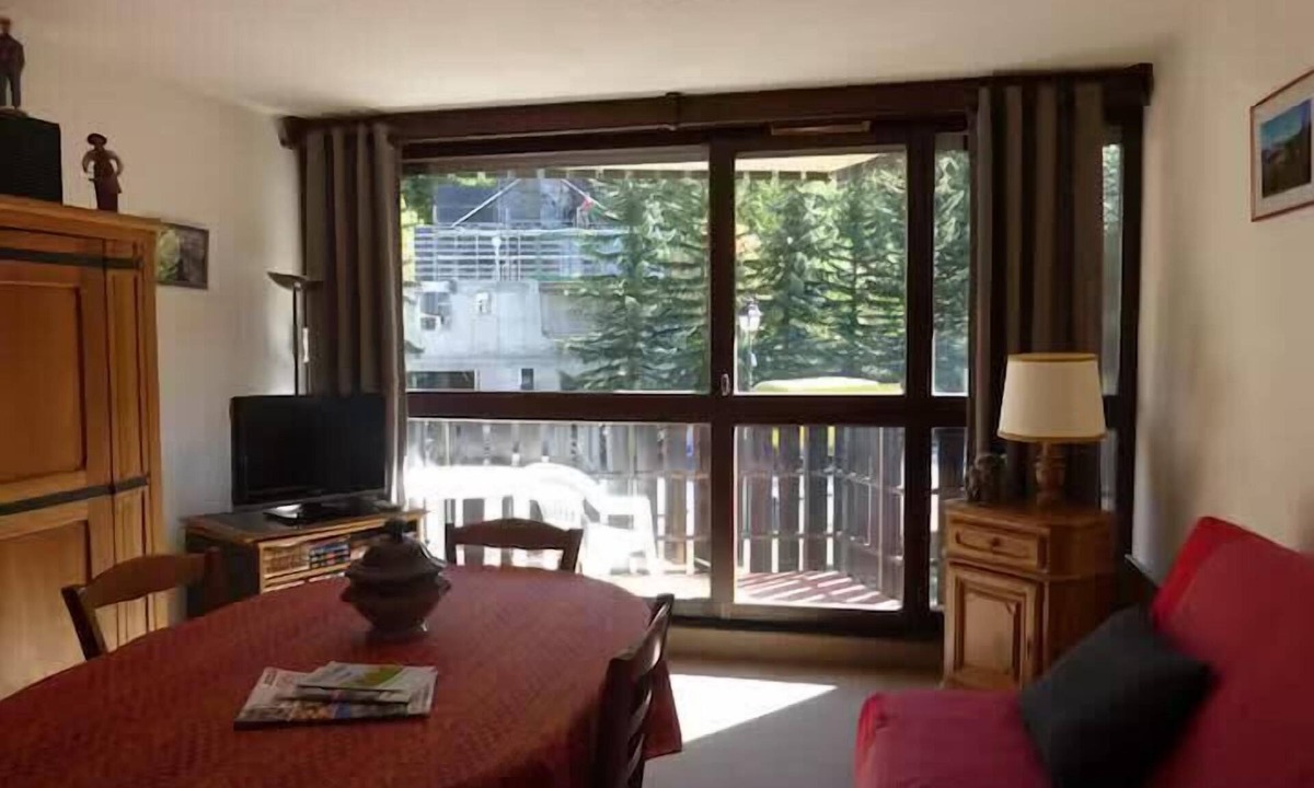 Le Super-Sauze Apartment | Ski-in/ski-out studio with balcony