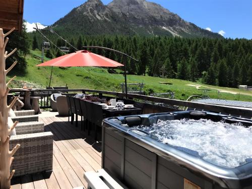 Montgenevre Ski Chalet | Slope-Side Chalet w/Jacuzzi, Home Cinema, for 16 Guests