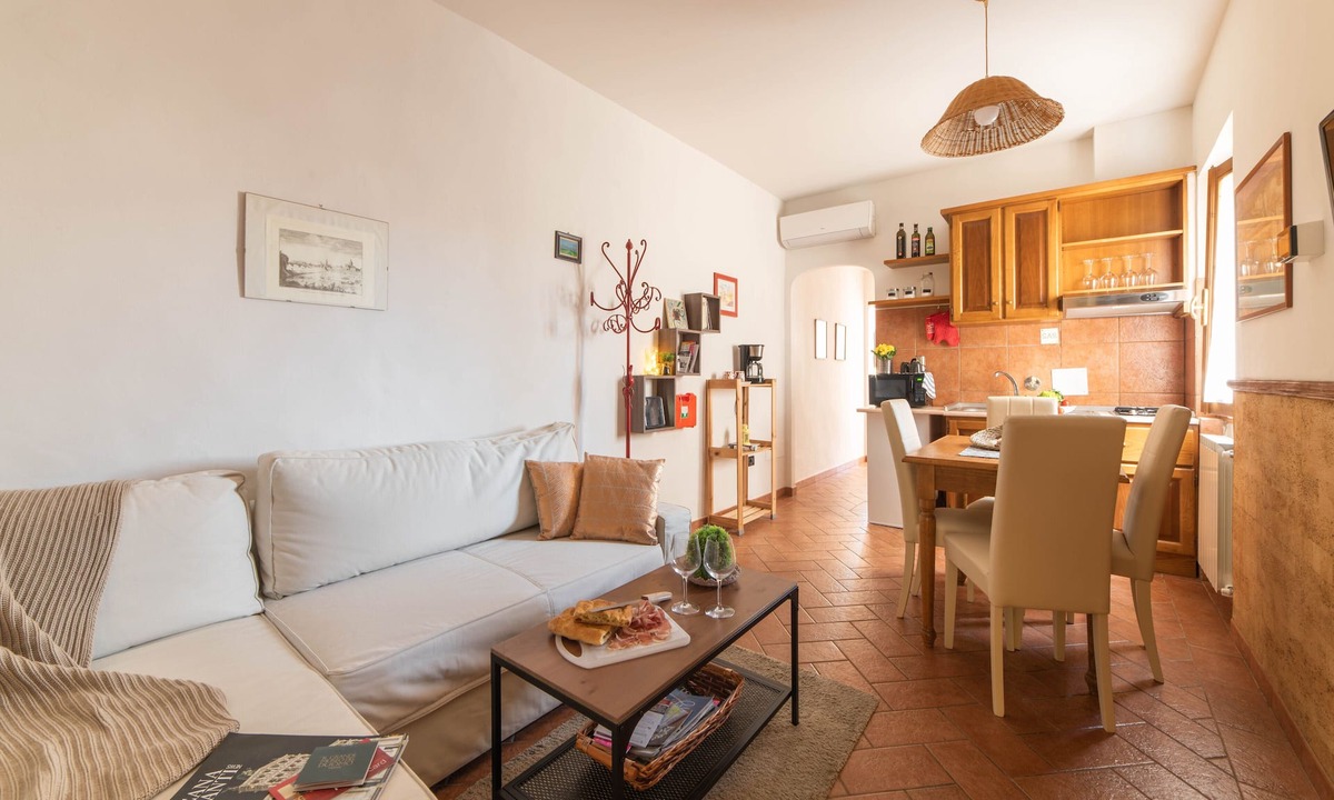 San Frediano Apartment | SMALL IRIS FLORENCE CENTER