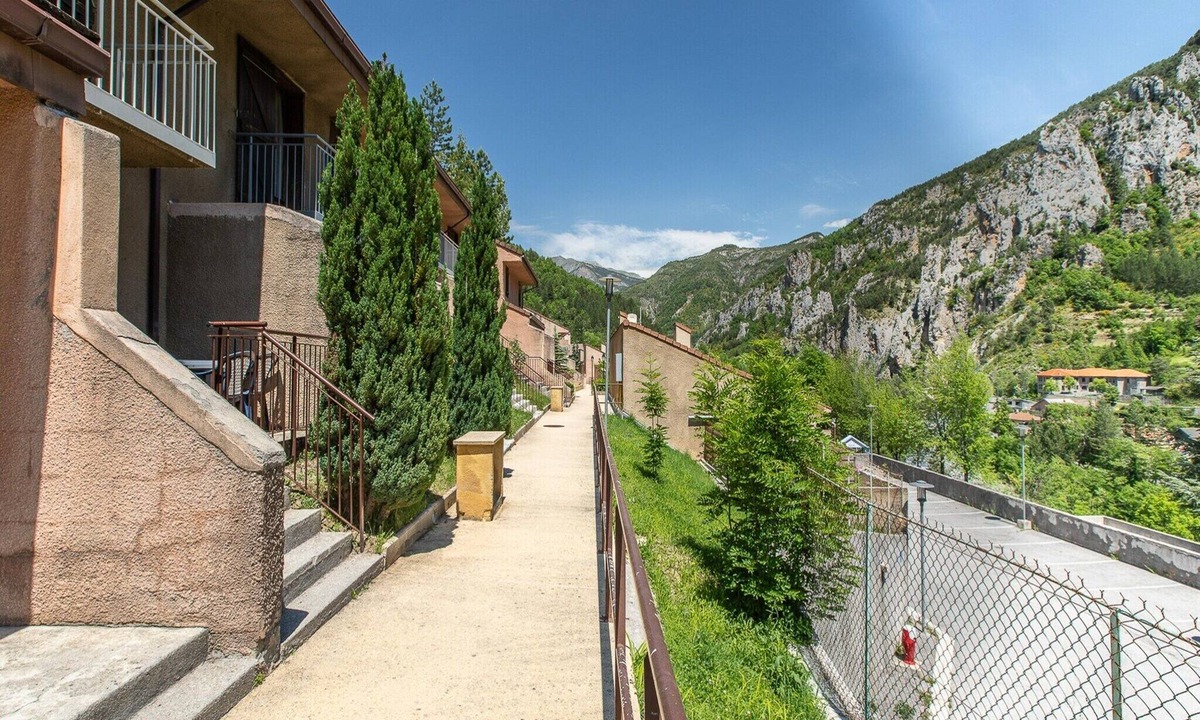 Guillaumes Apartment | Spacious Alpine Triplex with Terrace