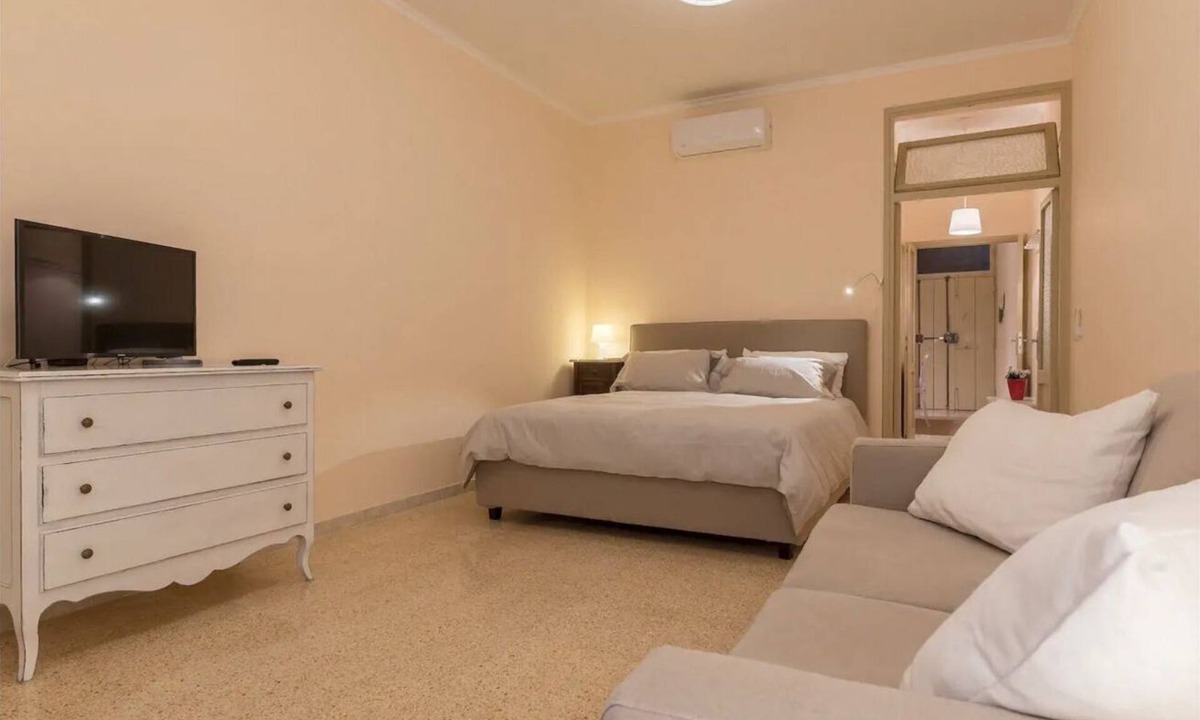 Rione VI Parione Apartment | Spacious and comfortable apartment located on the first floor of a characteristic period building, in an elegant setting in the historic centre, overlooking Via del Pellegrino and Via Arco Di Santa Margherita.One bedroom apartment of 80 m2 located on the