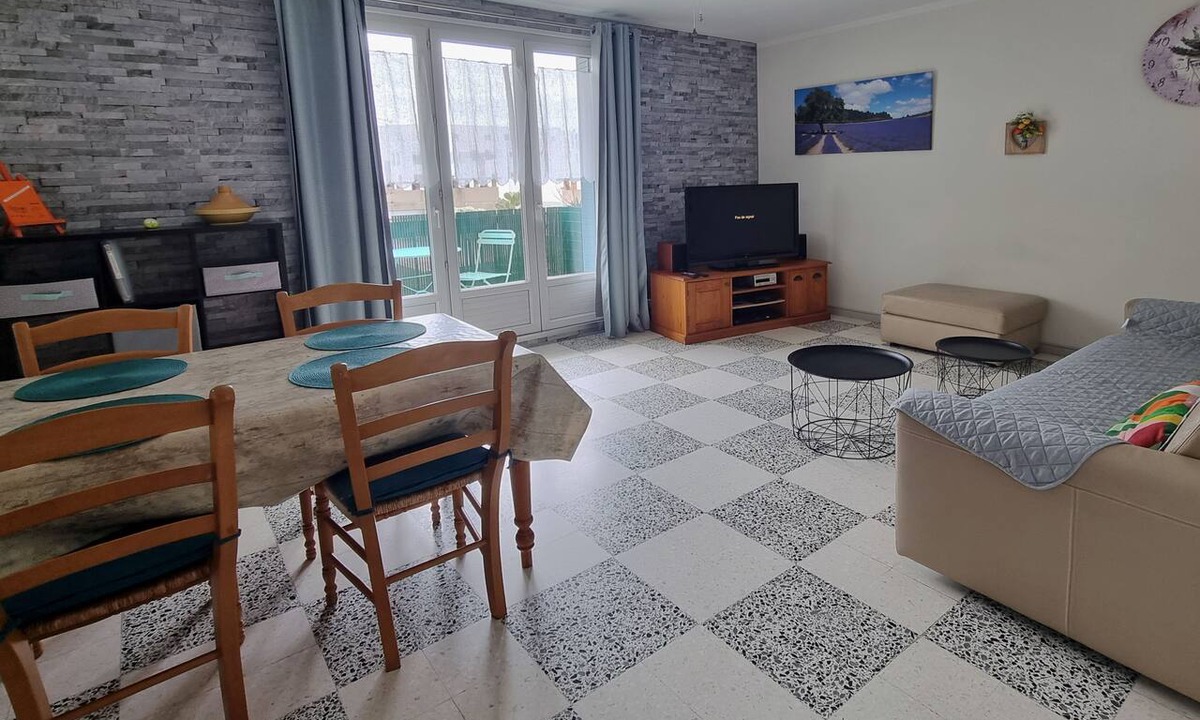 Avignon Apartment | SPACIOUS, CLEAN, COMFORTABLE APARTMENT CLOSE TO TOWN CENTER