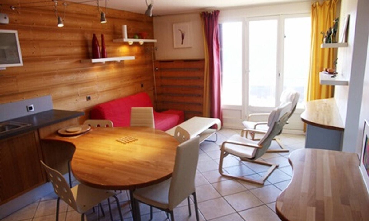Orcieres-Merlette Apartment | Spacious comfort for 6 in Orcières, pets allowed