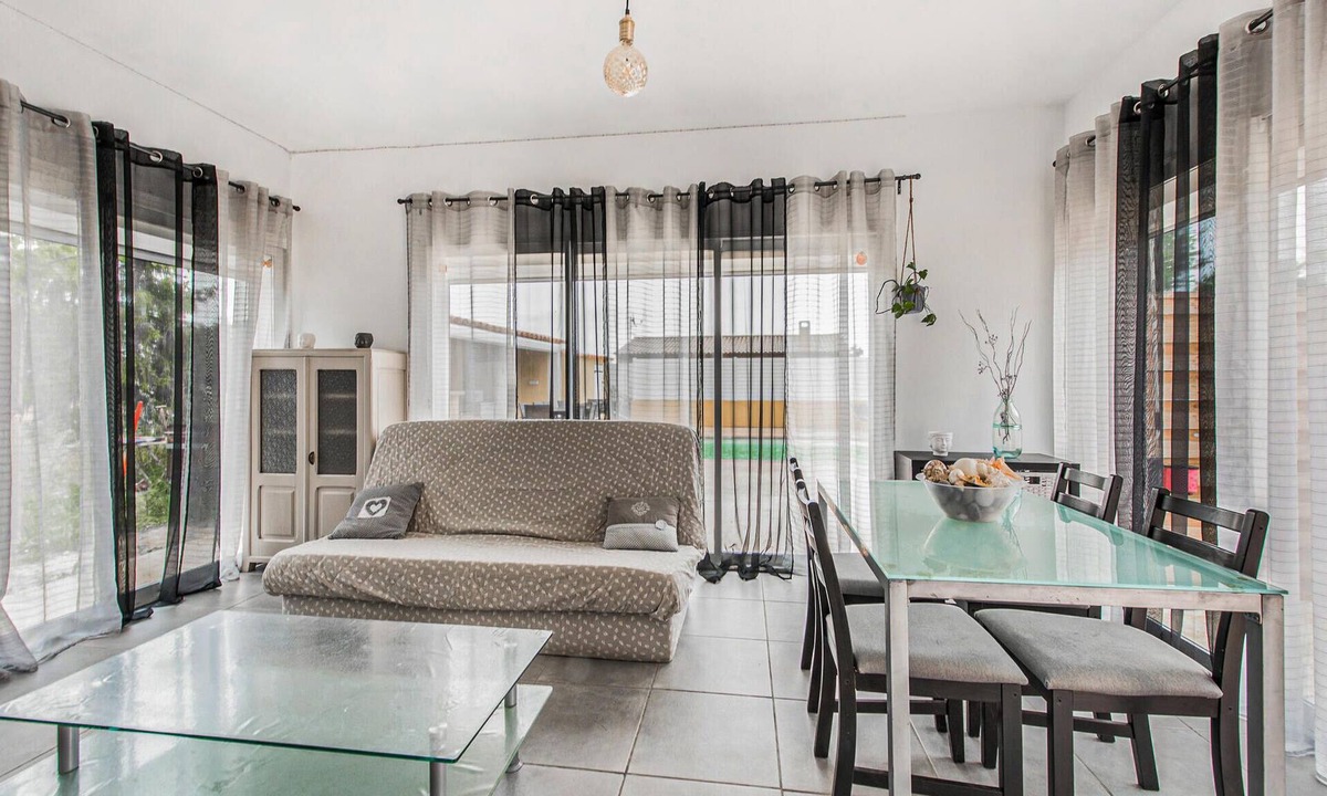 Cadolive Apartment | Spend a relaxing vacation in this beautiful and bright apartment in Cadolive.