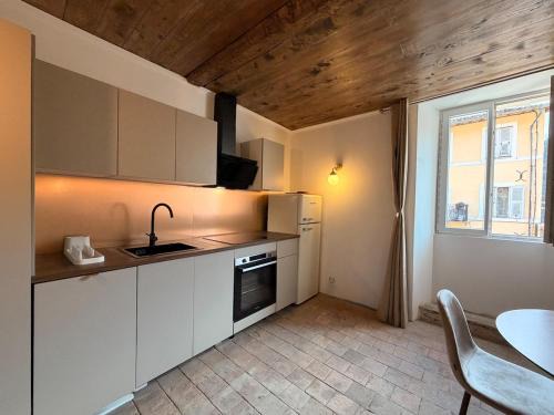 Roquesteron Apartment | Studio 3 personnes maximum avec 1 grand lit et un couchage 1 place entièrement rénové dans un joli village au cour de la nature