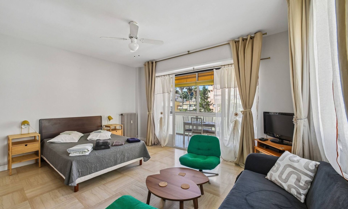 Roquebrune-Cap-Martin Apartment | Studio 'A Quelques Pas De La Mer' with Balcony, Wi-Fi and Air Conditioning