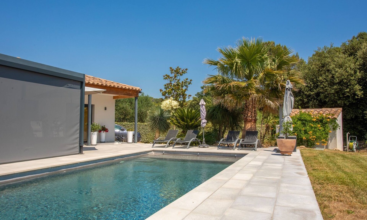 Lorgues Apartment | Studio Apartment '890' with Private Terrace, Wi-Fi and Air Conditioning