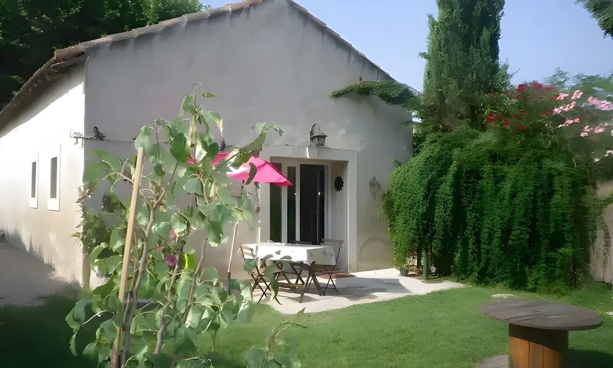 Rognonas Apartment | Studio Apartment 'Chez Delph' with Private Terrace, Private Garden and Air Conditioning