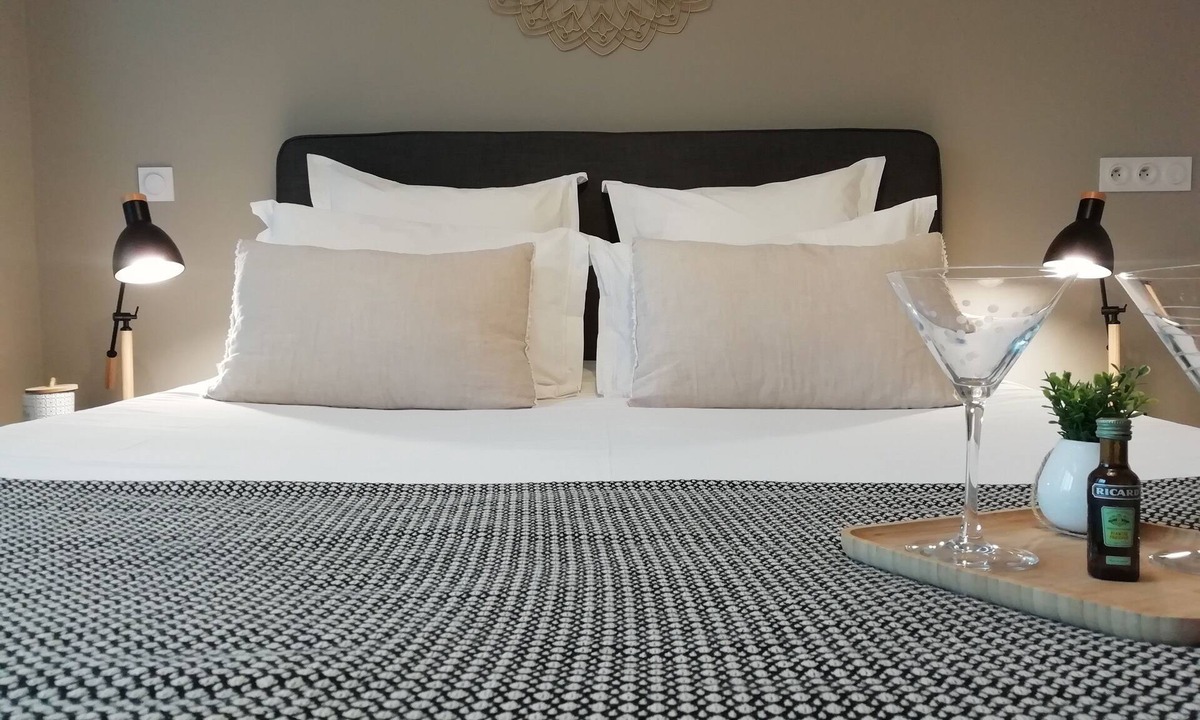 Eguilles Apartment | Studio apartment hotel, terrace, swimming pool, parking Aix en Pce - classified 3 stars
