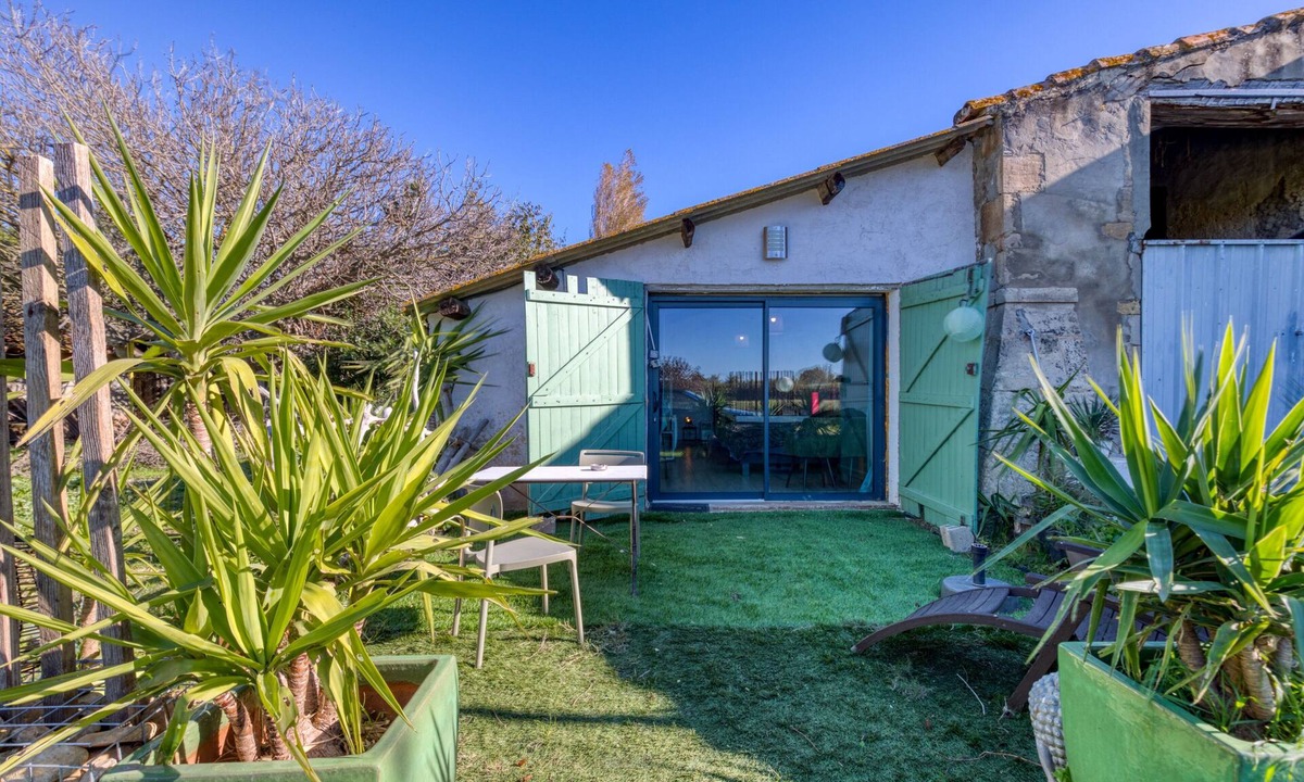 Moules Apartment | Studio Apartment 'Lovestudio Spa Privé Arles Campagne' with Private Terrace and Shared Garden