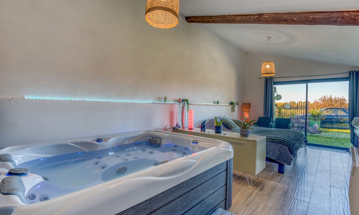 Moules Apartment | Studio Apartment 'Lovestudio Spa Privé Arles Campagne' with Private Terrace and Shared Garden