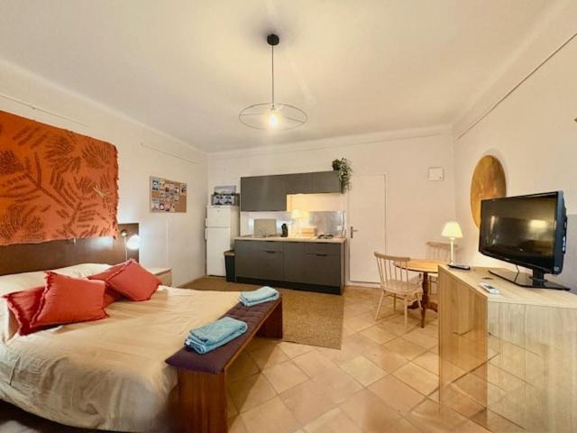 Eygalieres Apartment | Studio au coeur d'Eygalières avec terrasse privée