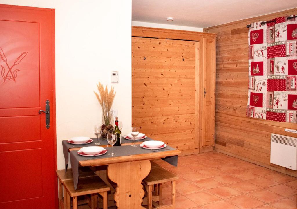Pra Loup Apartment | Studio cabine à Pra Loup 1500 avec balcon et parking intérieur, 6 personnes - FR-1-504-135