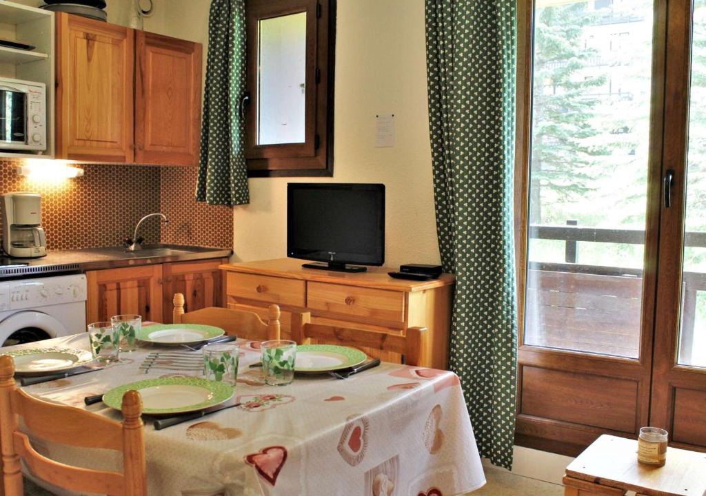 Risoul Apartment | Studio cabine 5 couchages, proche commodités, téléski, balcon sud, ski casier - FR-1-330-531