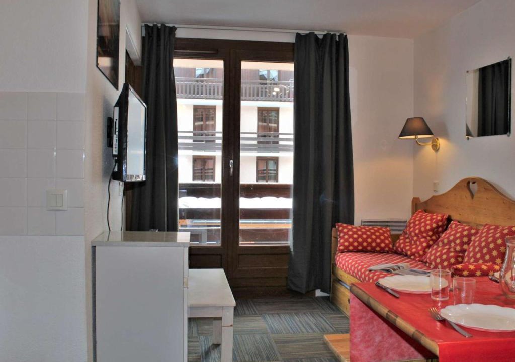 Risoul Apartment | Studio cabine 6 pers à Risoul 1850, skis aux pieds, balcon sud, proche navette gratuite - FR-1-330-544
