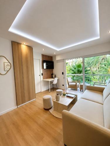 California - Pezou Apartment | Studio design avec terrasse Cannes centre palais festival