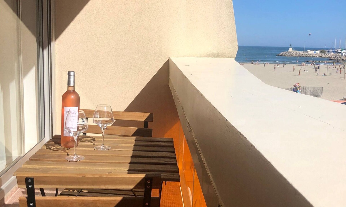 Palavas-les-Flots Apartment | Studio direct access to the beach with sea view, Wi-Fi and air conditioning